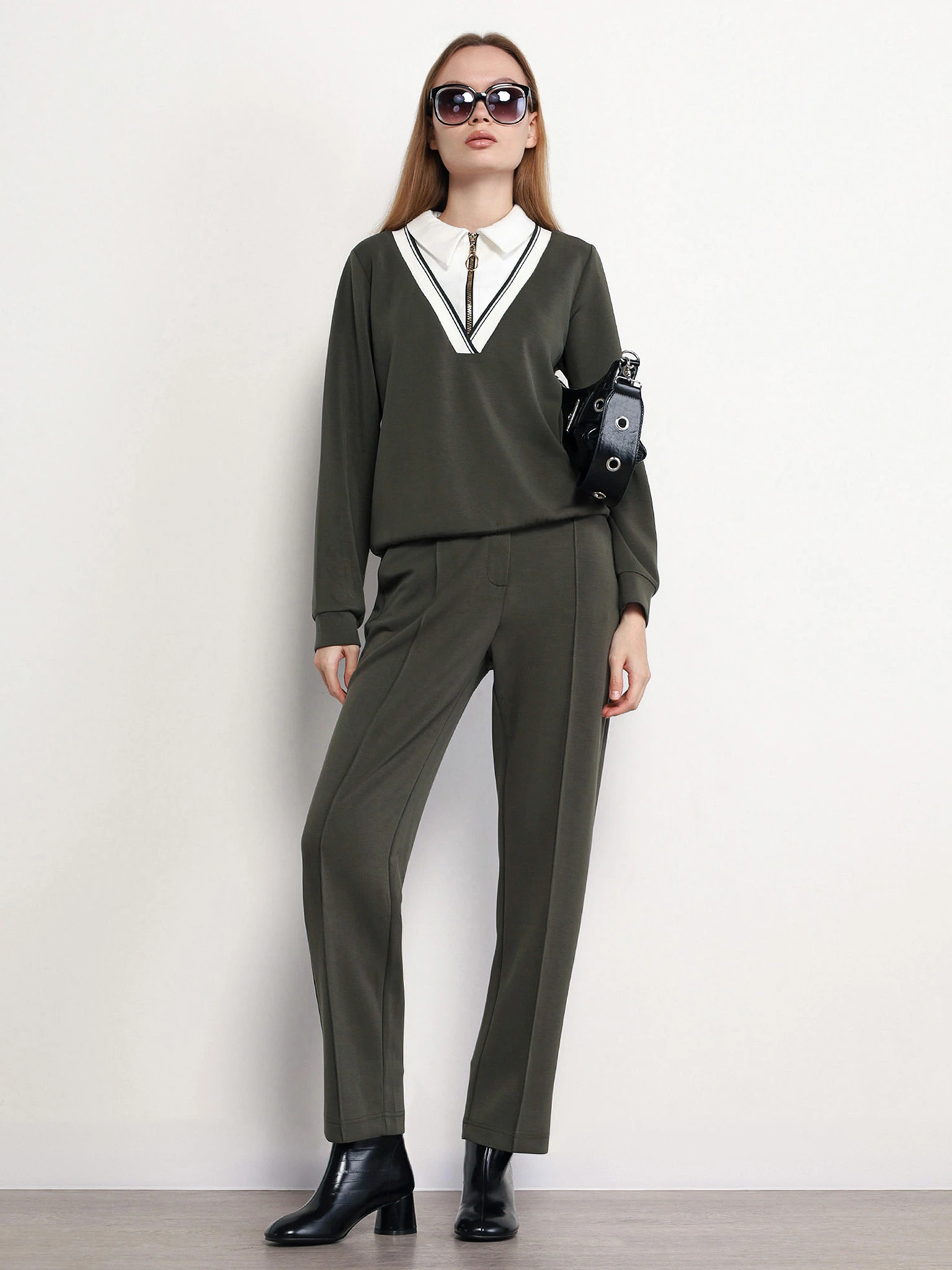 Джемпер зеленого цвета прямого кроя